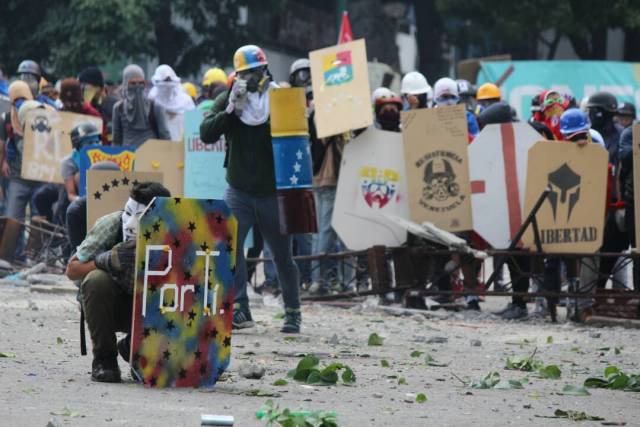 Disparos de lacrimógenas horizontales y demás atrocidades: La represión de la GNB en Bello Campo. Foto: Régulo Gómez / LaPatilla.com