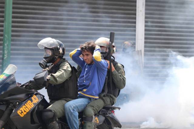 Reprimen a manifestantes que marchaban hacia el TSJ: Varios detenidos. Foto: Régulo Gómez