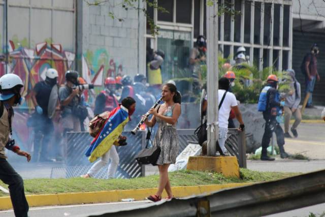 Reprimen a manifestantes que marchaban hacia el TSJ: Varios detenidos. Foto: Régulo Gómez