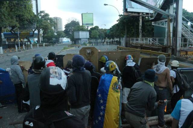 La resistencia se mantuvo en Chacao hasta el ocaso. Foto: Will Jiménez / LaPatilla.com