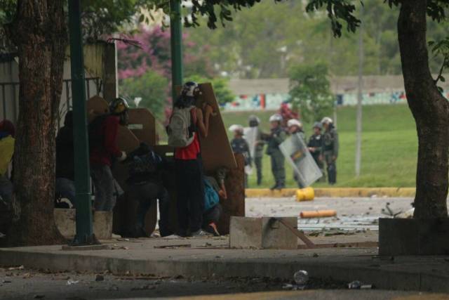 La resistencia se mantuvo en Chacao hasta el ocaso. Foto: Will Jiménez / LaPatilla.com