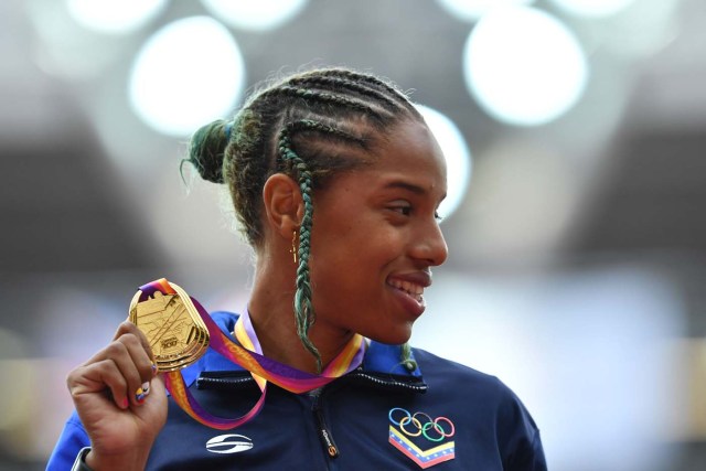 Gold medallist Venezuela's Yulimar Rojas poses on the podium during the victory ceremony for the women's triple jump athletics event at the 2017 IAAF World Championships at the London Stadium in London on August 8, 2017. / AFP PHOTO / Andrej ISAKOVIC