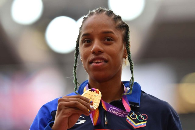 Gold medallist Venezuela's Yulimar Rojas poses on the podium during the victory ceremony for the women's triple jump athletics event at the 2017 IAAF World Championships at the London Stadium in London on August 8, 2017. / AFP PHOTO / Andrej ISAKOVIC