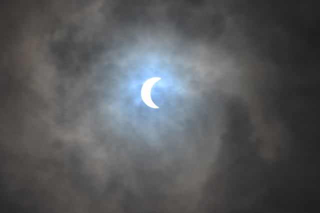 The total solar eclipse is viewd from Charleston, South Carolina, on August 21, 2017. The Sun started to vanish behind the Moon as the partial phase of the so-called Great American Eclipse began Monday, with millions of eager sky-gazers soon to witness "totality" across the nation for the first time in nearly a century. / AFP PHOTO / MANDEL NGAN