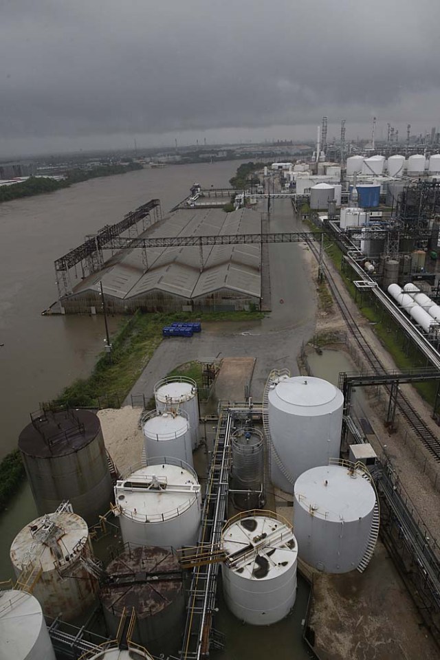 The refinery section of the Houston Ship Channel is seen as flood water rise on August 27, 2017 as Houston battles with tropical storm Harvey and resulting floods. / AFP PHOTO / Thomas B. Shea