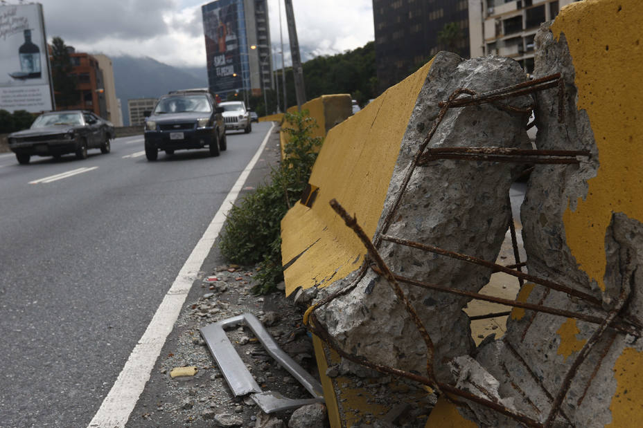 La autopista Prados del Este, en condiciones deplorables