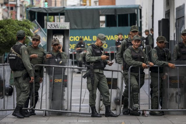 GRA167. CARACAS (VENEZUELA), 05/08/2017 - Vista exterior del edificio principal del Ministerio Público (MP) hoy, 5 de agosto de 2017, en Caracas (Venezuela). La fiscal general de Venezuela, Luisa Ortega Daz, denunció el "asedio" a la sede principal del MP por parte de un contingente de la Guardia Nacional Bolivariana que mantiene rodeada la institución. EFE/Miguel Gutiérrez