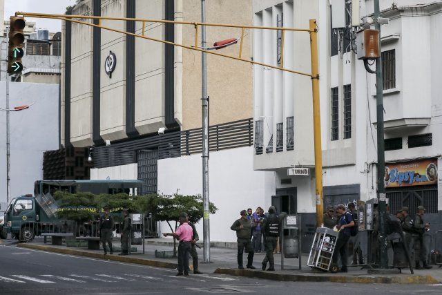 GRA166. CARACAS (VENEZUELA), 05/08/2017 - Vista exterior del edificio principal del Ministerio Público (MP) hoy, 5 de agosto de 2017, en Caracas (Venezuela). La fiscal general de Venezuela, Luisa Ortega Daz, denunció el "asedio" a la sede principal del MP por parte de un contingente de la Guardia Nacional Bolivariana que mantiene rodeada la institución. EFE/Miguel Gutiérrez