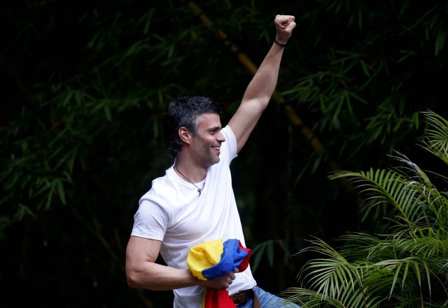 FILE PHOTO: Venezuela's opposition leader Leopoldo Lopez, who has been granted house arrest after more than three years in jail, salutes supporters, in Caracas, Venezuela July 8, 2017. REUTERS/Andres Martinez Casares/File Photo