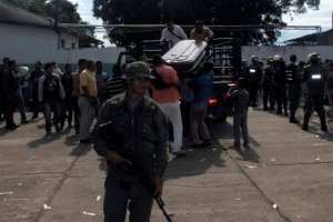 Familiares esperan restos de 37 muertos en motín en cárcel de Venezuela