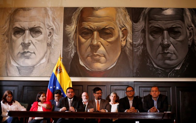 Freddy Guevara, primer vicepresidente de la Asamblea Nacional, hace declaraciones a los medios de comunicación en la Asamblea Nacional en Caracas, 19 de agosto de 2017. REUTERS / Andres Martinez Casares