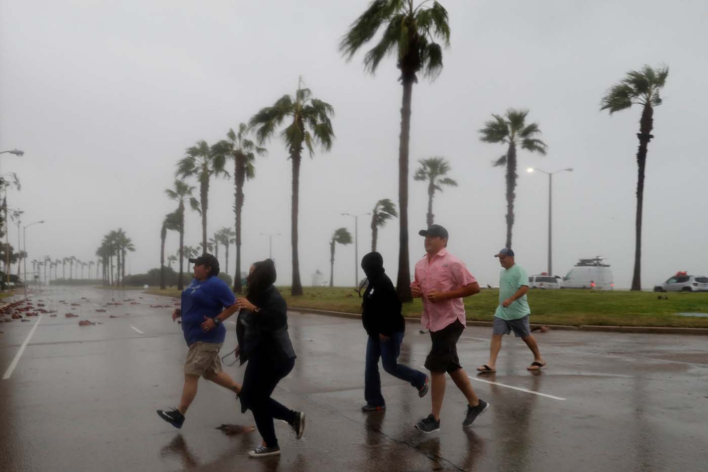 Nervios y dudas entre los desplazados en Texas por el poderoso Harvey