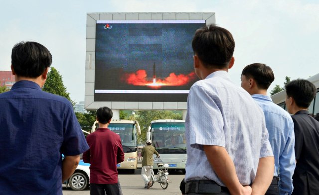 Norcoreanos observan un reporte sobre el lanzamiento de misiles. Kyodo/via REUTERS     ATTENTION EDITORS - THIS IMAGE HAS BEEN SUPPLIED BY A THIRD PARTY. MANDATORY CREDIT. JAPAN OUT. NO COMMERCIAL OR EDITORIAL SALES IN JAPAN.     TPX IMAGES OF THE DAY