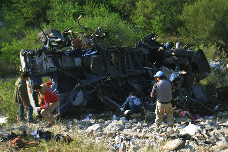 Fatal accidente vial dejó nueve muertos y 16 heridos en el norte de México (+fotos)