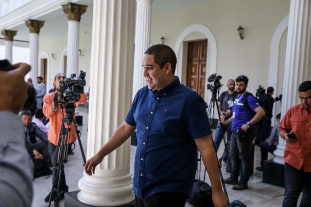 CAR05. CARACAS (VENEZUELA), 08/08/2017.- Nicolás Maduro Guerra, hijo del presidente Nicolás Maduro, asiste hoy, martes 8 de agosto de 2017, a la segunda sesión plenaria de la Asamblea Nacional Constituyente, en Caracas (Venezuela). EFE/Miguel Gutiérrez