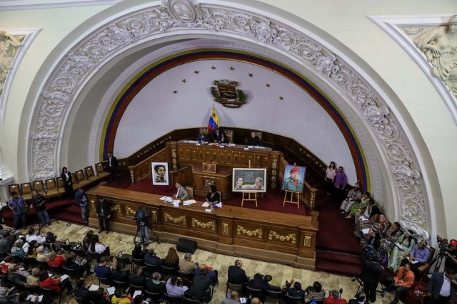 VZL02. CARACAS (VENEZUELA), 08/08/2017.- Vista general de la segunda sesión plenaria de la Asamblea Nacional Constituyente hoy, martes 8 de agosto de 2017, en Caracas (Venezuela). La Asamblea Nacional Constituyente de Venezuela, electa hace poco más de una semana y de composición oficialista, inició hoy una sesión para definir su funcionamiento como poder plenipotenciario, luego de haber tomado los espacios del Parlamento hasta ahora controlado por la oposición. En esta, su segunda plenaria desde que fue instalada, los constituyentes debatirán las normas de funcionamiento del cuerpo integrado por más de 500 asambleístas, y con poderes suficientes para refundar el Estado, redactar una nueva Constitución, sin que ningún otro poder público pueda oponerse.EFE/Miguel Gutiérrez