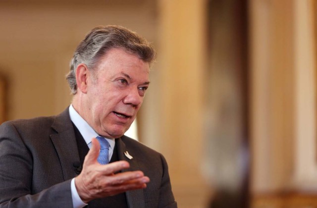 El presidente de Colombia, Juan Manuel Santos, habla con Efe durante una entrevista hoy, martes 8 de Agosto de 2017, en el Palacio de Nariño, sede del Ejecutivo en Bogotá (Colombia). Santos, dijo hoy que en Venezuela se ha instaurado "una dictadura" por encima de los poderes legítimamente constituidos que está destruyendo las instituciones. El presidente recordó que un vocero del propio régimen venezolano describió la Asamblea Constituyente instalada la semana pasada como un poder que "está por encima de todos los poderes constituidos". EFE/MAURICIO DUEÑAS CASTAÑEDA