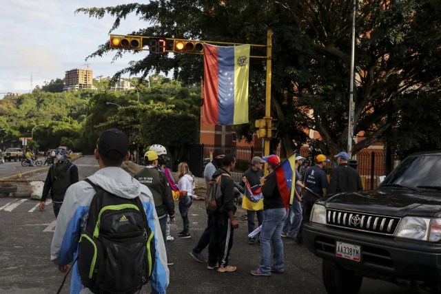 CAR01. CARACAS (VENEZUELA), 10/08/2017.- Un grupo de personas participa en una manifestación hoy, jueves 10 de agosto de 2017, en Caracas (Venezuela). El destituido alcalde opositor David Smolansky, autoridad local del municipio El Hatillo de Caracas, llamó hoy a los habitantes de esa localidad a protestar luego de que el Tribunal Supremo le destituyese y le condenará a 15 meses de prisión por permitir protestas y cierres de vías. EFE/Miguel Gutiérrez