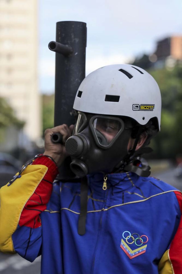 CAR04. CARACAS (VENEZUELA), 10/08/2017.- Un grupo de personas participa en una manifestación hoy, jueves 10 de agosto de 2017, en Caracas (Venezuela). El destituido alcalde opositor David Smolansky, autoridad local del municipio El Hatillo de Caracas, llamó hoy a los habitantes de esa localidad a protestar luego de que el Tribunal Supremo le destituyese y le condenará a 15 meses de prisión por permitir protestas y cierres de vías. EFE/Miguel Gutiérrez