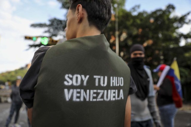 CAR05. CARACAS (VENEZUELA), 10/08/2017.- Un grupo de personas participa en una manifestación hoy, jueves 10 de agosto de 2017, en Caracas (Venezuela). El destituido alcalde opositor David Smolansky, autoridad local del municipio El Hatillo de Caracas, llamó hoy a los habitantes de esa localidad a protestar luego de que el Tribunal Supremo le destituyese y le condenará a 15 meses de prisión por permitir protestas y cierres de vías. EFE/Miguel Gutiérrez