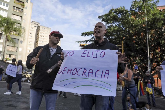 CAR06. CARACAS (VENEZUELA), 10/08/2017.- Un grupo de personas participa en una manifestación hoy, jueves 10 de agosto de 2017, en Caracas (Venezuela). El destituido alcalde opositor David Smolansky, autoridad local del municipio El Hatillo de Caracas, llamó hoy a los habitantes de esa localidad a protestar luego de que el Tribunal Supremo le destituyese y le condenará a 15 meses de prisión por permitir protestas y cierres de vías. EFE/Miguel Gutiérrez