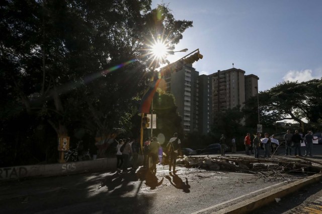 CAR09. CARACAS (VENEZUELA), 10/08/2017.- Un grupo de personas participa en una manifestación hoy, jueves 10 de agosto de 2017, en Caracas (Venezuela). El destituido alcalde opositor David Smolansky, autoridad local del municipio El Hatillo de Caracas, llamó hoy a los habitantes de esa localidad a protestar luego de que el Tribunal Supremo le destituyese y le condenará a 15 meses de prisión por permitir protestas y cierres de vías. EFE/Miguel Gutiérrez