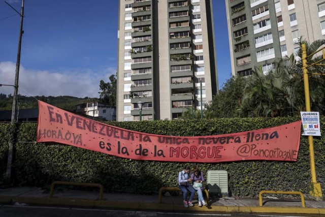 CAR10. CARACAS (VENEZUELA), 10/08/2017.- Manifestantes cuelgan una pancarta en formad de protesta hoy, jueves 10 de agosto de 2017, en Caracas (Venezuela). El destituido alcalde opositor David Smolansky, autoridad local del municipio El Hatillo de Caracas, llamó hoy a los habitantes de esa localidad a protestar luego de que el Tribunal Supremo le destituyese y le condenará a 15 meses de prisión por permitir protestas y cierres de vías. EFE/Miguel Gutiérrez