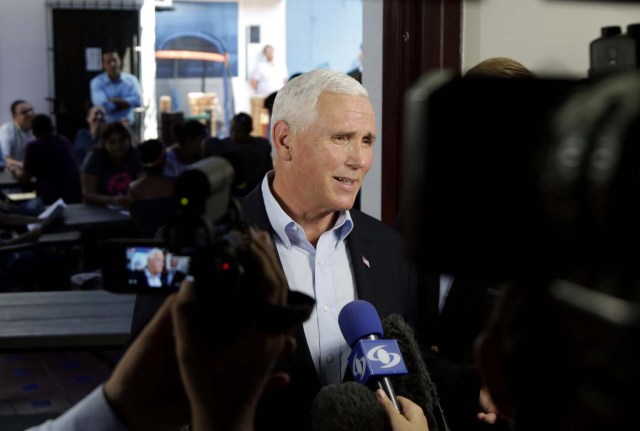 CTG20. CARTAGENA (COLOMBIA), 14/08/2017.- El vicepresidente de EE.UU., Mike Pence (c), habla con la prensa luego de reunirse con un grupo de ciudadanos venezolanos hoy, lunes 14 de Agosto de 2017, en Cartagena (Colombia). Pence inició hoy una reunión con medio centenar de venezolanos en Cartagena de Indias para conocer de primera mano la situación que viven tras abandonar su país. La reunión se desarrolla en la "Calvary Chapel", una iglesia cristiana ubicada en el turístico barrio de Bocagrande de Cartagena. EFE/Ricardo Maldonado