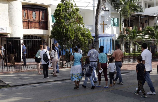 CTG20. CARTAGENA (COLOMBIA), 14/08/2017.- Ciudadanos venezolanos llegan a la iglesia cristiana "Calvary Chapel" para reunirse con el vicepresidente de EE.UU., Mike Pence, hoy, lunes 14 de Agosto de 2017, en Cartagena (Colombia). Pence inició hoy una reunión con medio centenar de venezolanos en Cartagena de Indias para conocer de primera mano la situación que viven tras abandonar su país. La reunión se desarrolla en la "Calvary Chapel", una iglesia cristiana ubicada en el turístico barrio de Bocagrande de Cartagena. EFE/Ricardo Maldonado