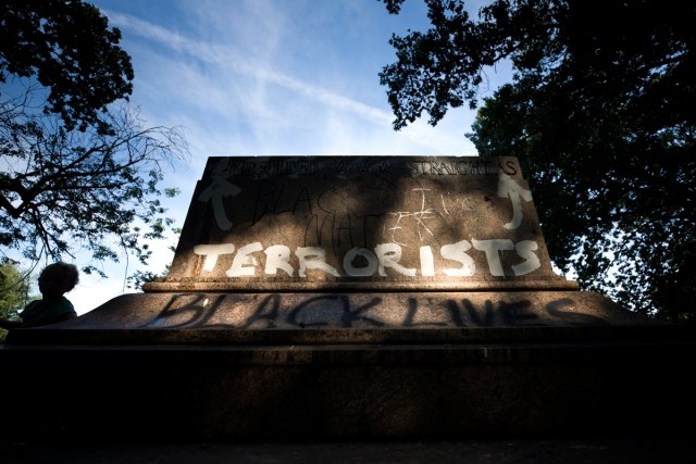 JJL03 BALTIMORE (ESTADOS UNIDOS), 16/08/2017.- Vista de la base donde se encontraba el Monumento de Robert E. Lee y Stonewall Jackson, una de las estatuas que conmemoraba la época de la Confederación después de que unos trabajadores quitaran la estatua durante la noche en el parque Wyman, en Maryland, Estados Unidos, hoy, 16 de agosto de 2017. Según la alcaldesa de Baltimore, Catherine Pugh, se extrajeron otras tres estatutas de la ciudad con motivo de la violencia ocurrida en Charlottesville, en Virginia. EFE/Jim Lo Scalzo