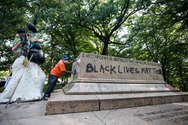 JJL04 BALTIMORE (ESTADOS UNIDOS), 16/08/2017.- Un trabajador limpia un grafiti de la base del Monumento de Robert E. Lee y Stonewall Jackson, una de las estatuas que conmemoraba la época de la Confederación después de que unos trabajadores quitaran la estatua durante la noche en el parque Wyman, en Maryland, Estados Unidos, hoy, 16 de agosto de 2017. Según la alcaldesa de Baltimore, Catherine Pugh, se quitaron otras tres estatutas de la ciudad con motivo de la violencia ocurrida en Charlottesville, en Virginia. EFE/Jim Lo Scalzo