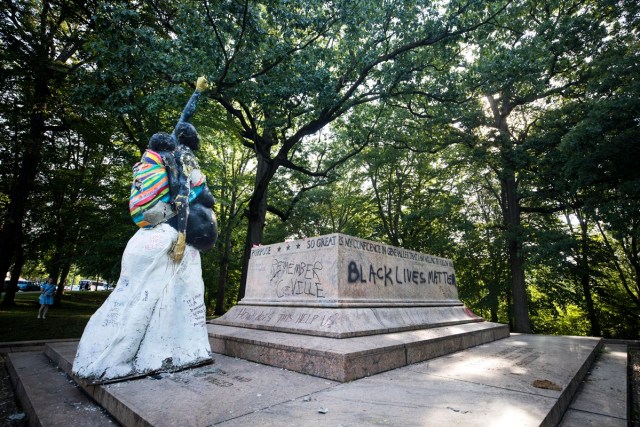 JJL01 BALTIMORE (ESTADOS UNIDOS), 16/08/2017.- Vista de la base donde se encontraba el Monumento de Robert E. Lee y Stonewall Jackson, una de las estatuas que conmemoraba la época de la Confederación después de que unos trabajadores quitaran la estatua durante la noche en el parque Wyman, en Maryland, Estados Unidos, hoy, 16 de agosto de 2017. Según la alcaldesa de Baltimore, Catherine Pugh, se extrajeron otras tres estatutas de la ciudad con motivo de la violencia ocurrida en Charlottesville, en Virginia. EFE/Jim Lo Scalzo