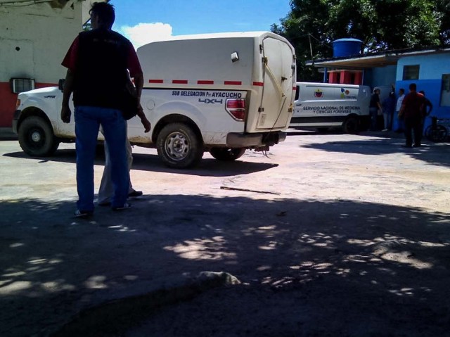 VEN14 - PUERTO AYACUCHO (VENEZUELA), 16/8/2017.- Familiares de reos permanecen en las inmediaciones de la morgue del Hospital central "José Gregorio Hernandez" mientras funcionarios de la Guardia Nacional Bolivariana custodian las inmediaciones del recinto hoy, 16 de agosto del 2017, en la ciudad de Puerto Ayacucho, Venezuela. Al menos 37 personas murieron y 14 funcionarios resultaron heridos durante la toma de una prisión de Puerto Ayacucho, en el estado Amazonas, al sur de Venezuela, informó hoy el Ministerio Público (MP). EFE/Pedro zapata