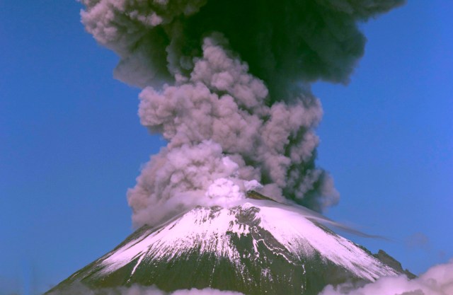 MEX30.PUEBLA (MÉXICO) 21/08/2017.- Vista del volcán Popocatépetl que emite una explosión con emisión de ceniza hoy, lunes 21 de agosto de 2017, desde Puebla (México). El Centro Nacional de Prevención de Desastres (CENAPRED) informó en un comunicado, que en las últimas 24 horas se identificaron 432 exhalaciones de baja intensidad, acompañadas con emisiones de vapor de agua y gas, y que adicionalmente a las 10:44h del día de hoy se registró una explosión que generó una emisión de ceniza, con una altura de 4 km, en dirección noroeste, por lo que es probable se registre caída de ceniza en las poblaciones del estado de México. El organismo exhorta a no acercarse al volcán y sobre todo al cráter, por el peligro que implica la caída de fragmentos balísticos. El Semáforo de Alerta Volcánica del Popocatépetl se encuentra en Amarillo Fase 2. EFE/Francisco Guasco