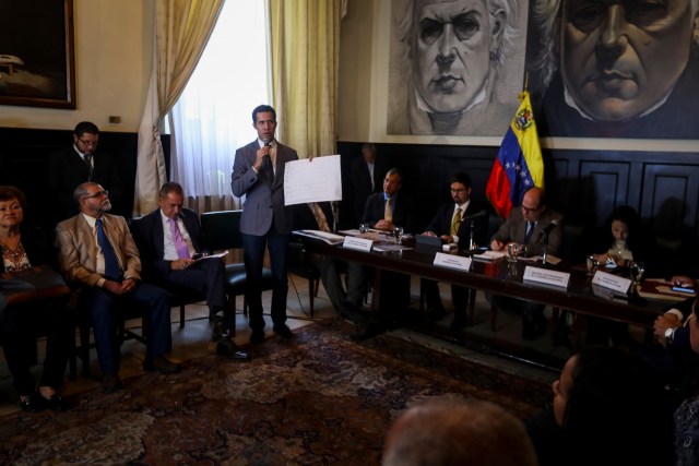 CAR03. CARACAS (VENEZUELA), 24/08/2017.- El diputado opositor Juan Guaidó (c) participa en una sesión de la Asamblea Nacional (AN, Parlamento) en el Palacio Federal hoy, jueves 24 de agosto de 2017, en Caracas (Venezuela). Venezuela celebró contratos con la empresa brasileña Odebrecht por al menos 22.000 millones de dólares para la construcción de siete obras que siguen inconclusas, informó hoy el diputado opositor Juan Guaidó, presidente de la comisión de Contraloría de la Asamblea Nacional. La Cámara, controlada por una contundente mayoría opositora, realizó este jueves una sesión para discutir las denuncias hechas por la exfiscal general Luisa Ortega, que asegura tener "muchas" pruebas de corrupción contra los principales dirigentes chavistas y contra el presidente Nicolás Maduro. EFE/MIGUEL GUTIÉRREZ