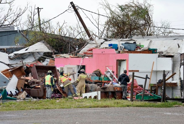 DA110. Rockport (United States), 26/08/2017.- Rescue workers search for survivors in a structure damaged by Hurricane Harvey in Rockport, Texas, USA, 26 August 2017. Hurricane Harvey made landfall on the south coast of Texas as a major hurricane category 4, and was the worst storm to hit the city of Rockport in 47 years. The last time a major hurricane of this size hit the United States was in 2005. (Estados Unidos) EFE/EPA/DARREN ABATE