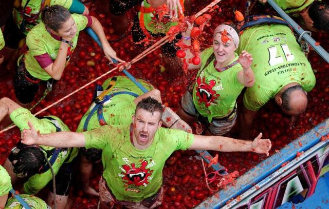 GRA079 BUÑOL (COMUNIDAD VALENCIANA) 30/08/2017.- El estallido de una carcasa pirotécnica ha marcado, a las 10.55 horas, el inicio de la Tomatina de Buñol (Valencia), que en su septuagésima segunda edición reúne a más de 22.000 personas para lanzar 160.000 kilos de tomates maduros durante alrededor de una hora.EFE/ Miguel Angel Polo