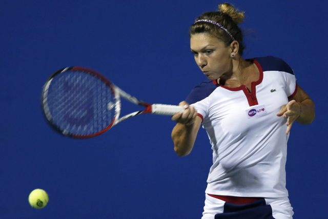 La tenista rumana Simona Halep devuelve una bola a la alemana Andrea Petkovic, durante el partido que enfrentó a ambas en la segunda ronda del torneo WTA de Tokio en Japón hoy, martes 24 de septiembre de 2013. Halep venció el partido. EFE/Kiyoshi Ota