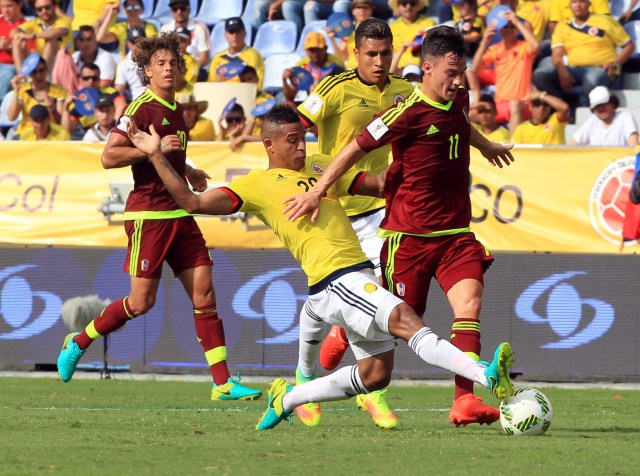 BAR01. BARRANQUILLA (COLOMBIA), 01/09/2016.Macnelly Torres (c-i) de Colombia disputa el balón ante Juanpi de Venezuela hoy, jueves 1 de septiembre de 2016, durante el partido entre Colombia y Venezuela por las eliminatorias Rusia 2018, el estadio Metropolitano de Barranquilla (Colombia). EFE/MAURICIO DUEÑAS CASTAÑEDA