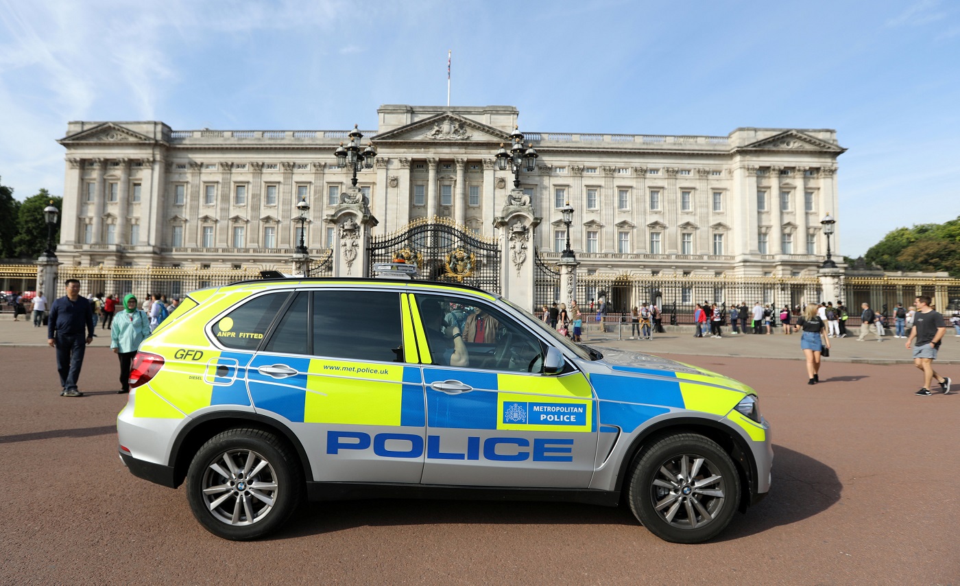 Detienen a un hombre por intentar saltar el muro del palacio de Buckingham