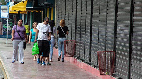 Comercios de playa El Agua se encuentran desolados