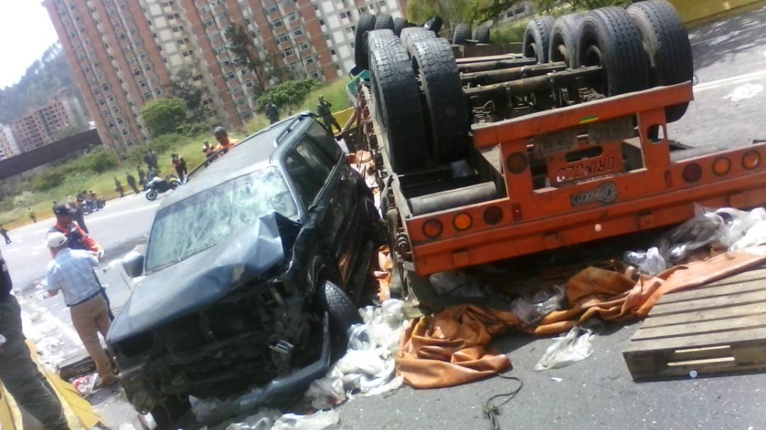 Choque múltiple restringe el tránsito en la bajada de Tazón #8Ago (Fotos)