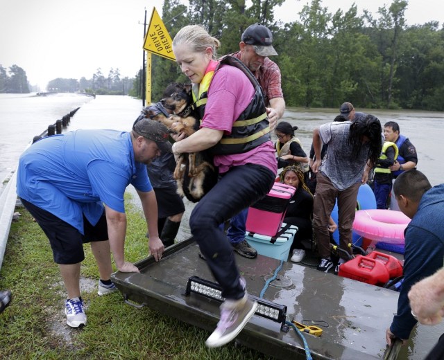 MW3 HOUSTON (ESTADOS UNIDOS) 28/08/2017.- Varias personas rescatadas desembarcan de una de las lanchas que participa en las labores de rescate al noroeste del centro de Houston, Texas (Estados Unidos) hoy, 28 de agosto de 2017. La tormenta tropical Harvey ha cumplido su amenaza destructiva y está produciendo "inundaciones sin precedentes", cerca de 300 personas fueron rescatadas de sus casas durante la pasada madrugada en la ciudad texana de Houston por culpa de las "históricas inundaciones". EFE/Michael Wyke