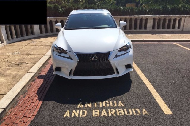 Antigua y Barbuda: Lexus GS Turbo-46.310 USD PIB per capita-13.400 USD