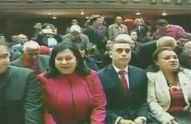 Los constituyentes en el Salón Protocolar (Captura)