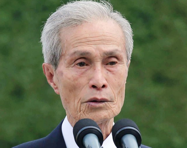 This picture taken on August 9, 2017 shows Sumiteru Taniguchi, a survivor of the atomic bombing of Nagasaki in 1945, speaking during a ceremony in Nagasaki. Taniguchi, 88, who was delivering mail in the city of Nagasaki when the United States dropped an atomic bomb in 1945 died on August 30, 2017, Japan's survivors group said. Taniguchi, who was only 16 when the bomb struck, suffered horrific burns to his back and left arm that took years to fully heal. / AFP PHOTO / JIJI PRESS / STR / Japan OUT