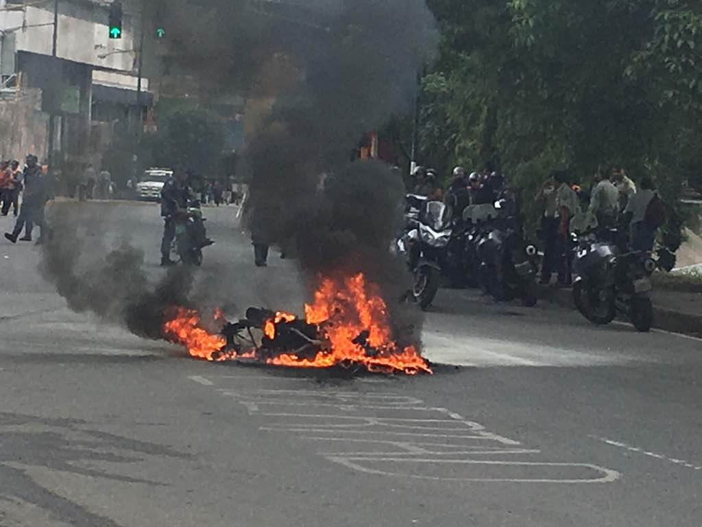 Queman moto de la PNB en Bello Monte #4Ago