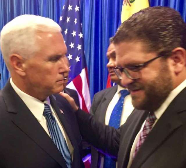 El vicepresidente de EEUU, Mike Pence, junto al alcalde de Lechería, Gustavo Marcano