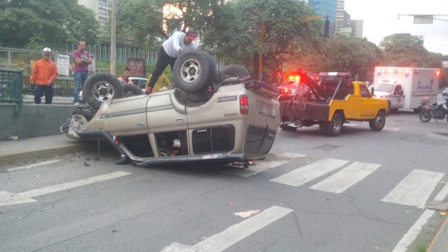 Camioneta volcada en Bello Monte // Foto @galindojorgemij 