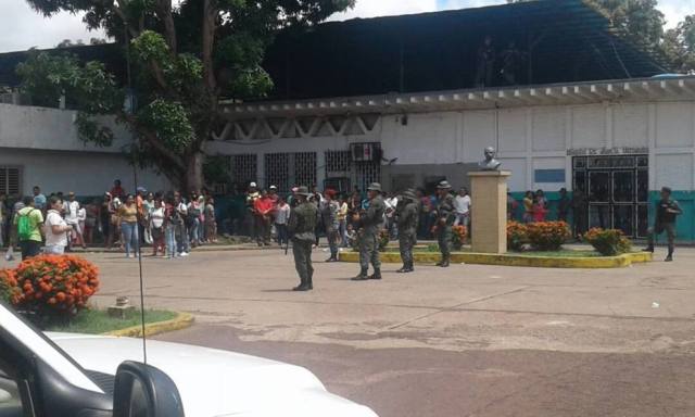  Familiares se apostaron a las afueras del centro de reclusión (Foto El Universal)